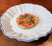 Тартар из лосося, авокадо, дрессинг из орегано 