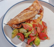 Сувлаки из цыплёнка, пита, свежие овощи