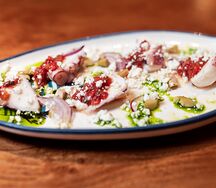 Осьминог, томат, фета 