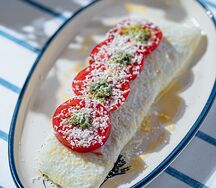 Белковый омлет, томаты, фета, базилик