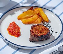 Филе-миньон с печеным картофелем 