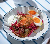 Драники, яйцо, лосось