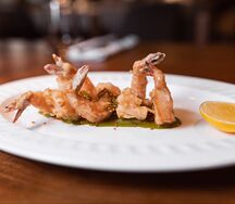 Хрустящие креветки с соусом из каперсов 