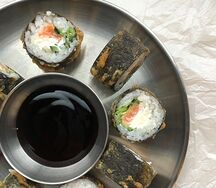 Жареный ролл с лососем и огурцом