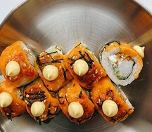 Запечённый ролл чеддер с креветкой и луком фри