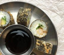 Жареный ролл с креветкой в темпуре и огурцом