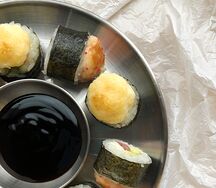 Запечённый ролл с тунцом и авокадо