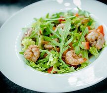 Салат с креветкой и рукколой