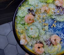 Цезарь с пряной креветкой