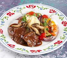 Говяжьи щеки с картофельным пюре и овощами