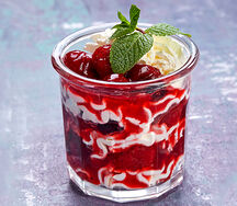 Творожный десерт с соусом из лесных ягод