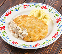 Шницель с грибным соусом с картофельным пюре