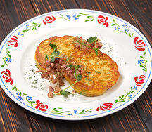 Драники с мясом со шкварками и сметаной
