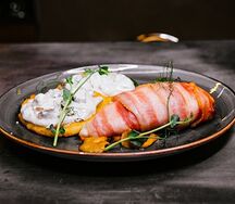 Филе цыплёнка в беконе с картофельными драниками и грибным соусом