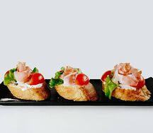Брускетта с пармской ветчиной, сливочным сыром и черри