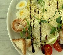 Салат Цезарь с тигровыми креветками