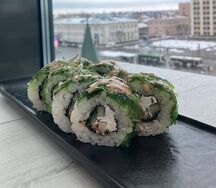 Ролл с чукой и мидиями
