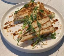 Сэндвич с цыпленком, томатами