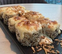 Запеченный ролл с копченой курицей