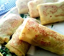 Блинчики с творогом, изюмом и сметаной