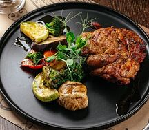 Запечённая свиная шея с овощами