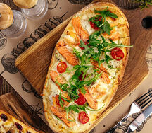 Домашняя лепёшка с рыбой и креветками