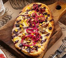 Домашняя лепёшка с цыплёнком и беконом