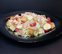 Салат Цезарь с курицей