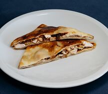 Блинчик с копчёной курицей и соусом барбекю