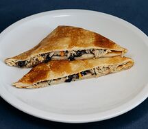 Блинчик с курицей и грибным соусом