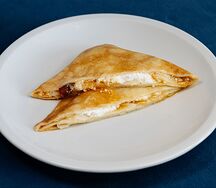 Блинчик с творогом и абрикосовым джемом