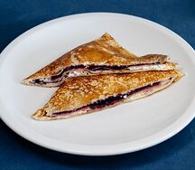 Блинчик с творогом и черникой
