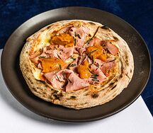 Пицца с мортаделлой, чатни из манго и розмарином