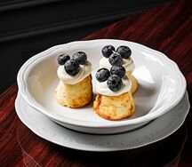 Сырники из рикотты с ягодами и кремом из маскарпоне