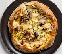 Пицца с беконом, грушей и сыром Дорблю
