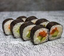 Ролл с форелью и огурцом