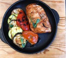Стейк из курицы с овощами