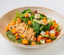 Салат с индейкой и соусом песто M