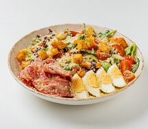 Цезарь с беконом и яйцом XL