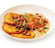Драники с цыпленком и грибным соусом