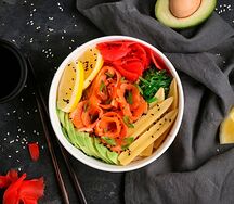 Поке с копченой форелью