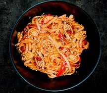 Wok с курицей и беконом