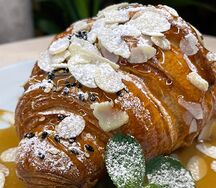 Круассан с карамелью и бананом