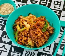 Рис с говядиной, кимчи и зеленым луком