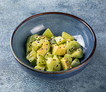 Салат из огурцов и авокадо