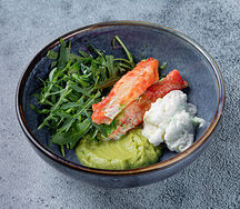 Салат с крабом и страчателлой