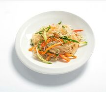 Салат с фунчозой и овощами