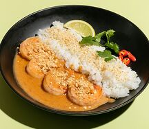 Креветки в соусе том ям и белым рисом