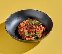 Жареный рис с вырезкой из говядины, яйцом и овощами