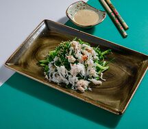 Салат Кайсо с крабом и цитрусовым соусом